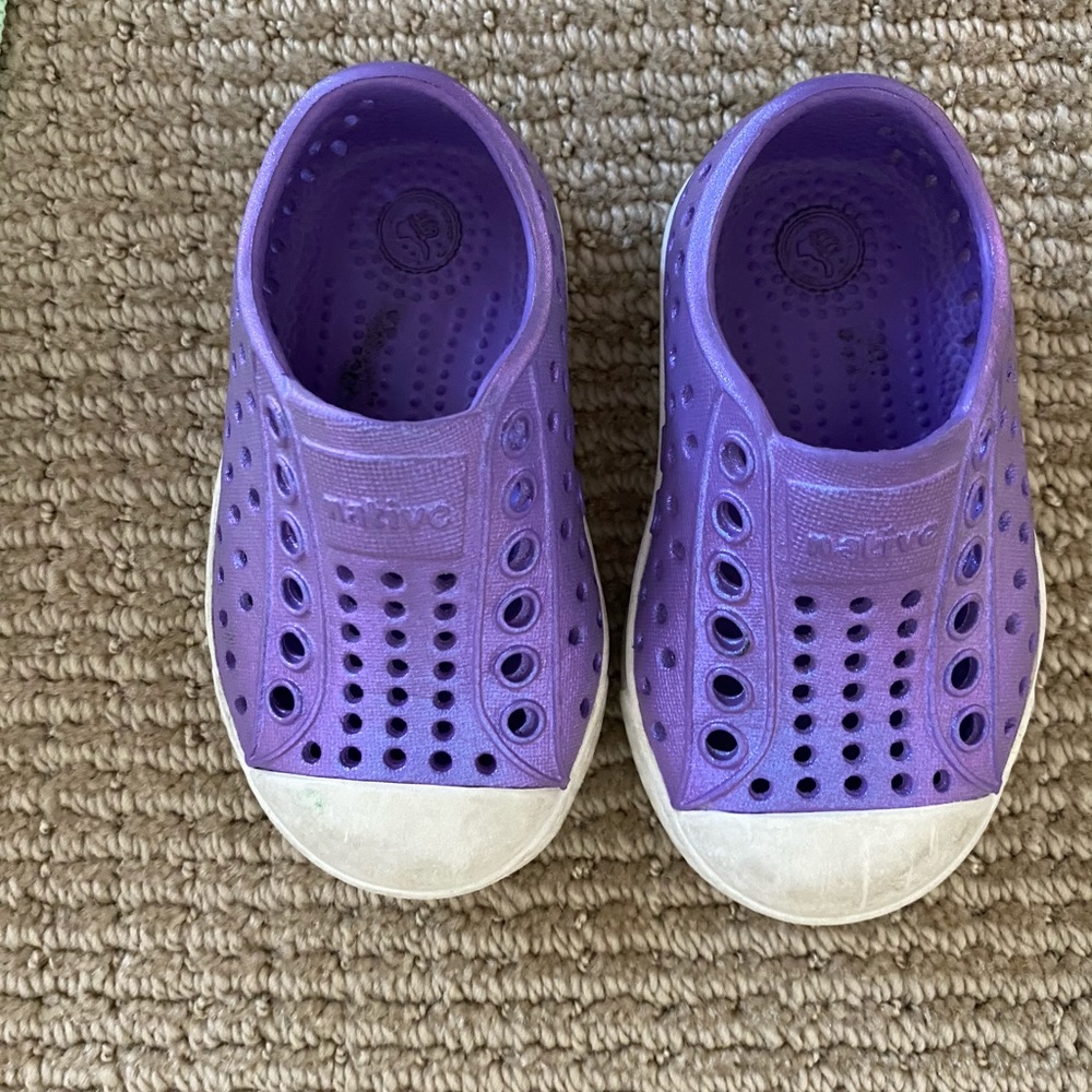 Native kids shoes purple sz 4
